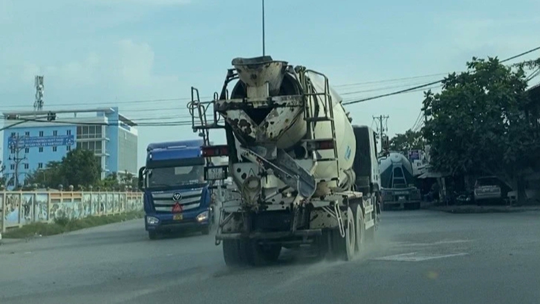 Đo&agrave;n xe bồn b&ecirc; t&ocirc;ng rầm rập vượt biển cấm, th&ocirc;ng giờ cấm ở TP Thủ Đức - Ảnh 4.