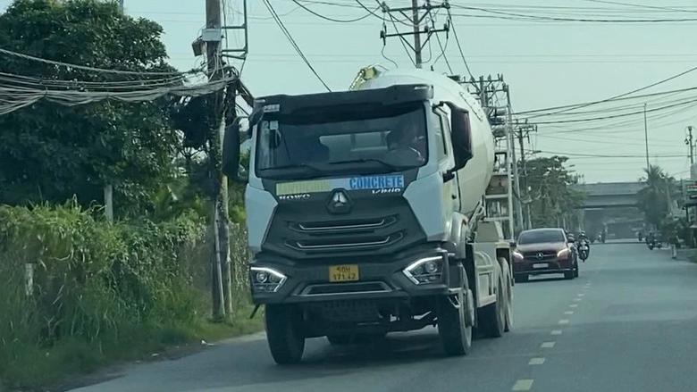 Đo&agrave;n xe bồn b&ecirc; t&ocirc;ng rầm rập vượt biển cấm, th&ocirc;ng giờ cấm ở TP Thủ Đức - Ảnh 3.