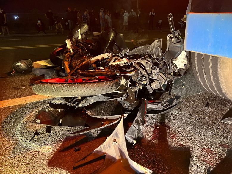 Xe m&aacute;y t&ocirc;ng v&agrave;o đu&ocirc;i container một người tử vong một người bị thương nặng - Ảnh 2.