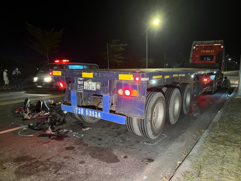 Xe m&aacute;y t&ocirc;ng v&agrave;o đu&ocirc;i container một người tử vong một người bị thương nặng - Ảnh 1.