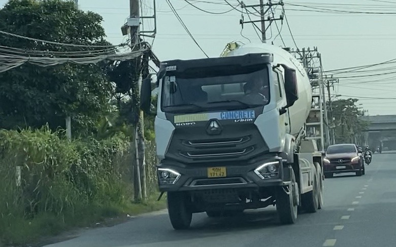 Đo&agrave;n xe tải nặng rầm rập vượt biển cấm trong giờ cấm ở TP Thủ Đức