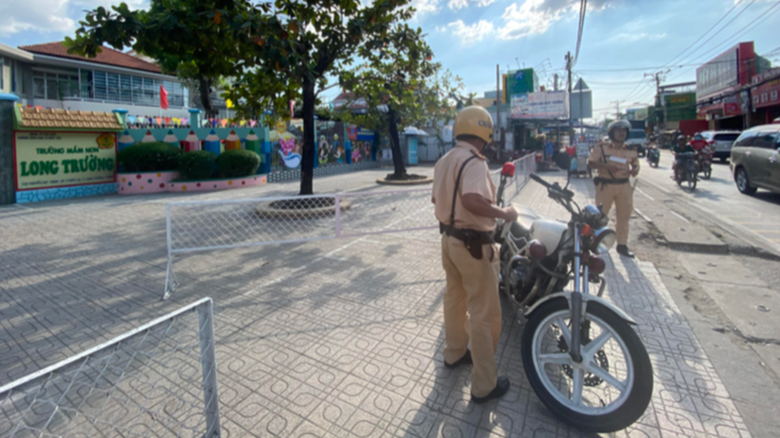 Tước bằng lái tất cả tài xế trong đoàn xe bê tông vượt biển cấm ở TP Thủ Đức - Ảnh 3. Tước bằng lái tất cả tài xế trong đoàn xe bê tông vượt biển cấm ở TP Thủ Đức - Ảnh 3.