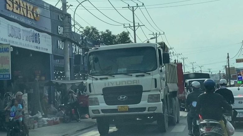 Tước bằng lái tất cả tài xế trong đoàn xe bê tông vượt biển cấm ở TP Thủ Đức - Ảnh 2. Tước bằng lái tất cả tài xế trong đoàn xe bê tông vượt biển cấm ở TP Thủ Đức - Ảnh 2.