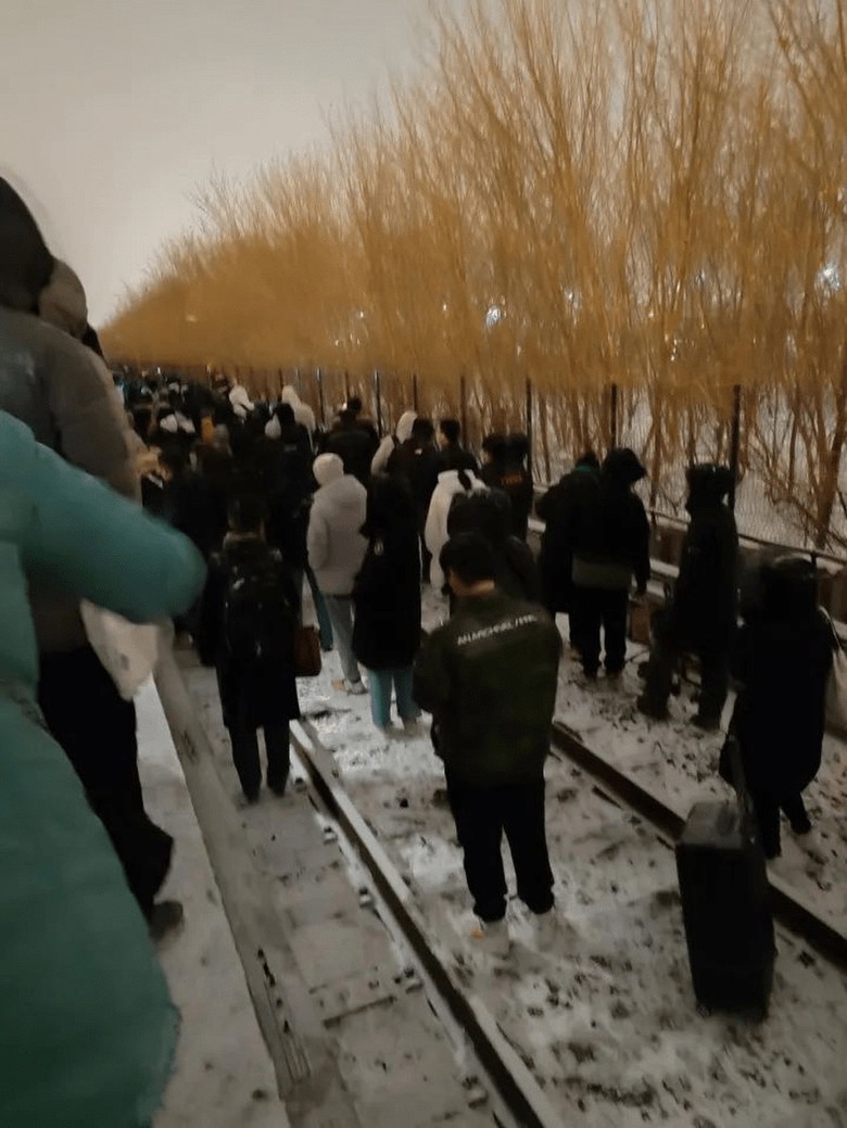 Toa t&agrave;u bị t&aacute;ch rời khỏi t&agrave;u hỏa tại Bắc Kinh, hơn 100 người bị thương - Ảnh 2.