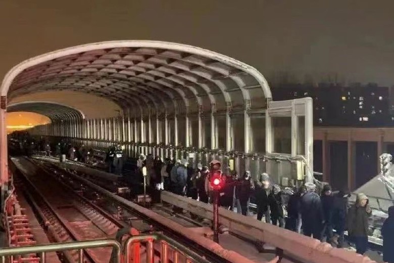 Toa t&agrave;u bị t&aacute;ch rời khỏi t&agrave;u hỏa tại Bắc Kinh, hơn 100 người bị thương - Ảnh 1.