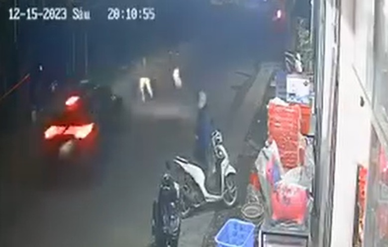 Truy t&igrave;m t&agrave;i xế l&aacute;i &ocirc; t&ocirc; lao thẳng v&agrave;o tổ CSGT đang đo nồng độ cồn - Ảnh 1.