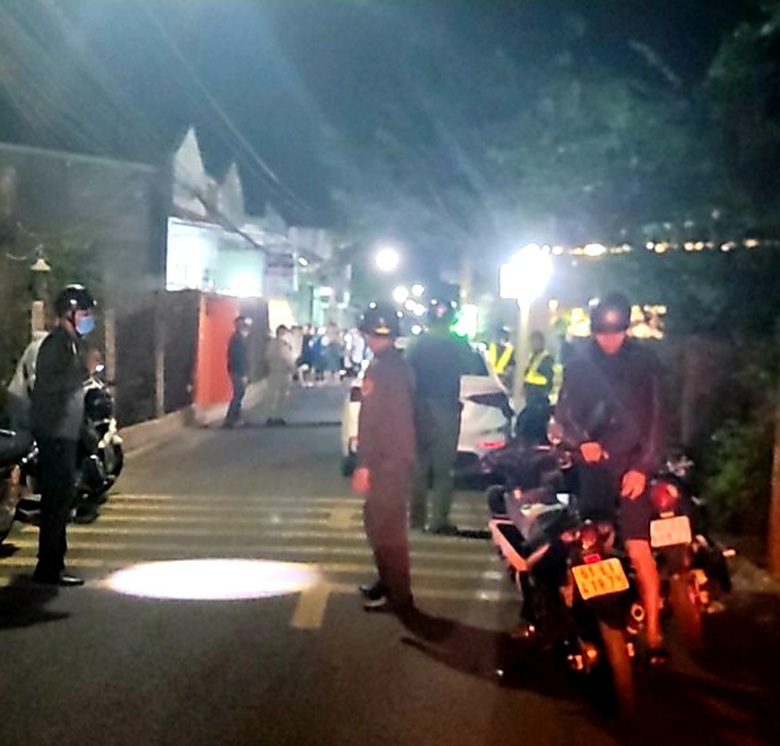 B&igrave;nh Dương: Thiếu ni&ecirc;n 15 tuổi đ&acirc;m li&ecirc;n tiếp v&agrave;o người t&agrave;i xế xe taxi để cướp t&agrave;i sản - Ảnh 1.