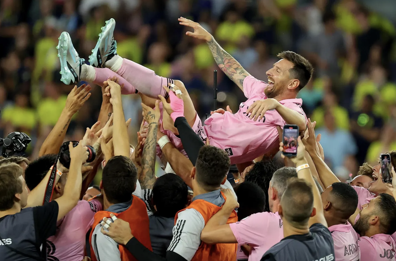 Cho&aacute;ng với lượng người chờ mua v&eacute; xem trận giao hữu của Messi tại ch&acirc;u &Aacute; - Ảnh 1.