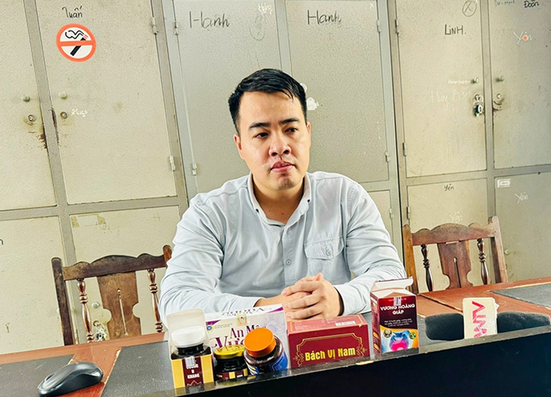 Đang giả danh bác sĩ livestream lừa bán thuốc giả, nhóm đối tượng bị công an đến bắt giữ - Ảnh 2. Đang giả danh bác sĩ livestream lừa bán thuốc giả, nhóm đối tượng bị công an đến bắt giữ - Ảnh 2.