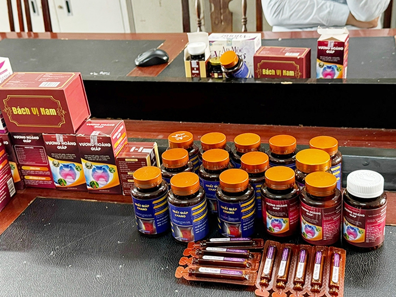 Đang giả danh bác sĩ livestream lừa bán thuốc giả, nhóm đối tượng bị công an đến bắt giữ - Ảnh 3. Đang giả danh bác sĩ livestream lừa bán thuốc giả, nhóm đối tượng bị công an đến bắt giữ - Ảnh 3.