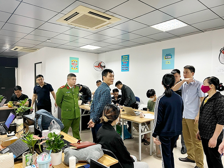 Đang giả danh bác sĩ livestream lừa bán thuốc giả, nhóm đối tượng bị công an đến bắt giữ - Ảnh 1. Đang giả danh bác sĩ livestream lừa bán thuốc giả, nhóm đối tượng bị công an đến bắt giữ - Ảnh 1.