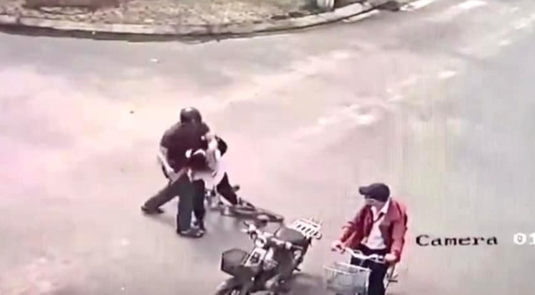 Vụ học sinh bị người đàn ông đánh nhập viện ở Quảng Ngãi: Nguyên nhân nhỏ nhặt - Ảnh 1. Vụ học sinh bị người đàn ông đánh nhập viện ở Quảng Ngãi: Nguyên nhân nhỏ nhặt - Ảnh 1.