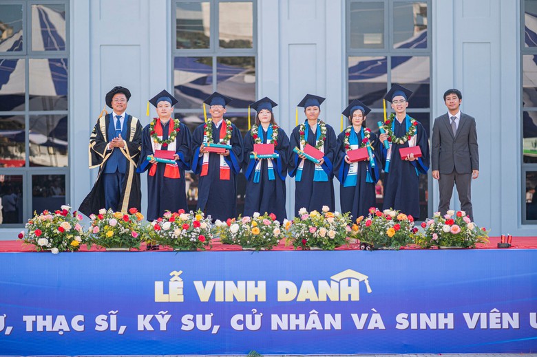 Trường ĐH GTVT TP.HCM vinh danh hơn 850 thạc sĩ, cử nhân, kỹ sư ưu tú - Ảnh 1. Trường ĐH GTVT TP.HCM vinh danh hơn 850 thạc sĩ, cử nhân, kỹ sư ưu tú - Ảnh 1.