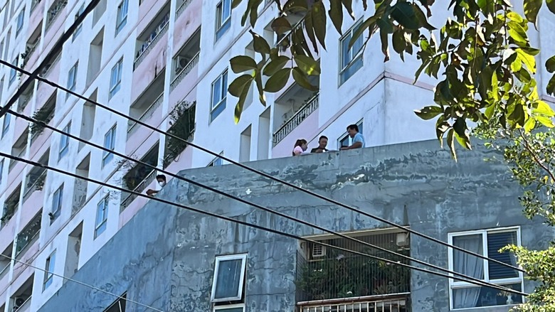 Người phụ nữ mang bầu rơi từ tầng 17 chung cư xuống tầng 4, tử vong - Ảnh 1. Người phụ nữ mang bầu rơi từ tầng 17 chung cư xuống tầng 4, tử vong - Ảnh 1.