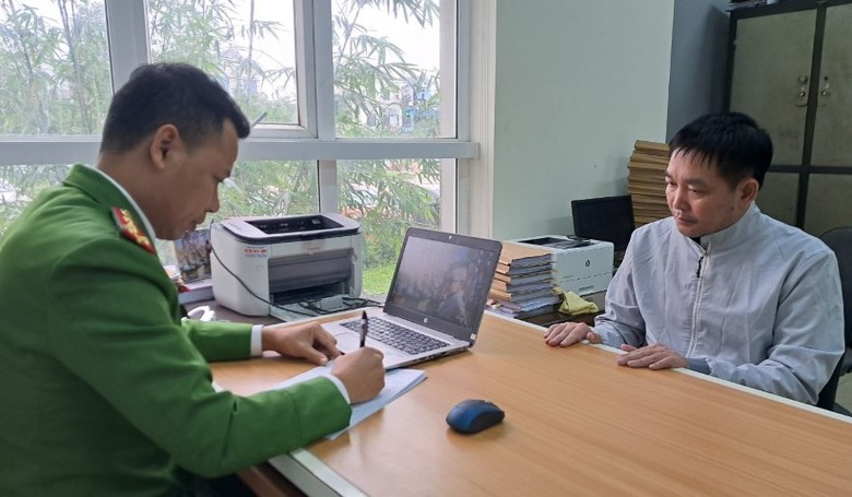 Bắt giữ đối tượng lừa đảo, phát hiện nhiều thẻ phóng viên, biên tập viên - Ảnh 1. Bắt giữ đối tượng lừa đảo, phát hiện nhiều thẻ phóng viên, biên tập viên - Ảnh 1.