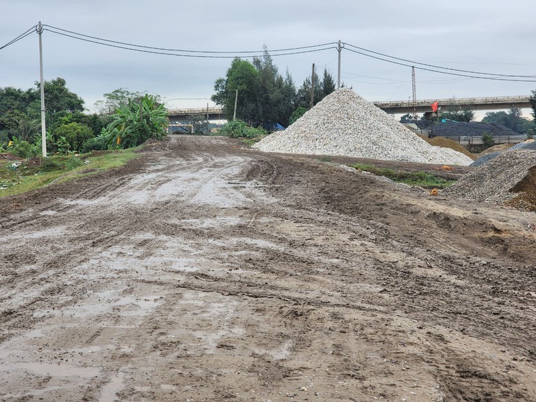 Thái Bình: Bến bãi trái phép uy hiếp an toàn đê sông Trà Lý - Ảnh 4. Thái Bình: Bến bãi trái phép uy hiếp an toàn đê sông Trà Lý - Ảnh 4.