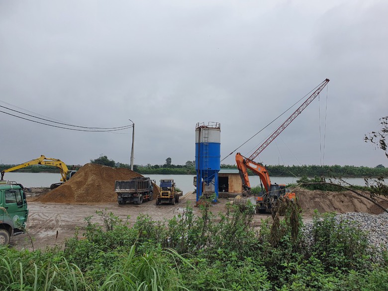 Thái Bình: Bến bãi trái phép uy hiếp an toàn đê sông Trà Lý - Ảnh 3. Thái Bình: Bến bãi trái phép uy hiếp an toàn đê sông Trà Lý - Ảnh 3.