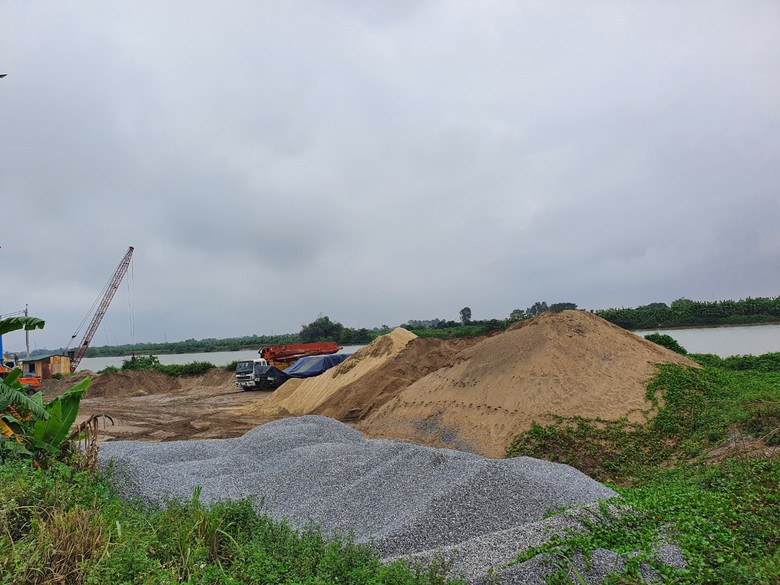 Thái Bình: Bến bãi trái phép uy hiếp an toàn đê sông Trà Lý - Ảnh 1. Thái Bình: Bến bãi trái phép uy hiếp an toàn đê sông Trà Lý - Ảnh 1.