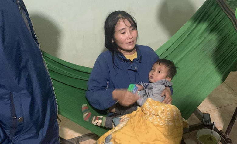 Vụ b&eacute; trai 2 tuổi mất t&iacute;ch b&iacute; ẩn 3 ng&agrave;y: T&igrave;m thấy khỏe mạnh tr&ecirc;n rừng c&aacute;ch nh&agrave; 100m - Ảnh 1.