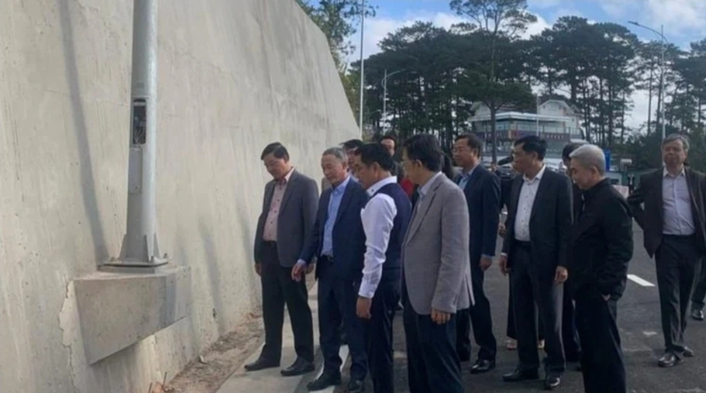 Trụ cột đ&egrave;n tr&ecirc;n đ&egrave;o Prenn đ&uacute;ng thiết kế, bảo đảm ATGT - Ảnh 1.