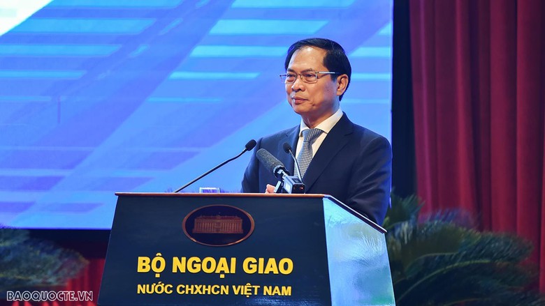 Thủ tướng dự phi&ecirc;n họp to&agrave;n thể về ngoại giao kinh tế tại Hội nghị Ngoại giao lần thứ 32 - Ảnh 5.