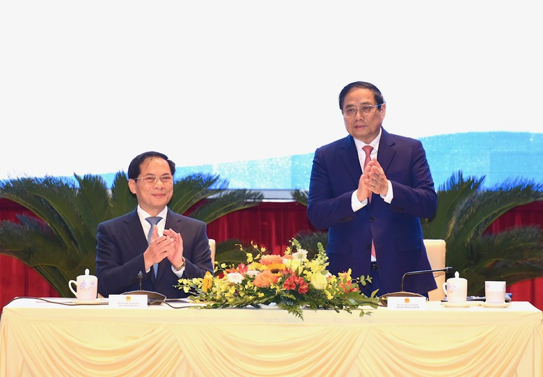 Thủ tướng dự phi&ecirc;n họp to&agrave;n thể về ngoại giao kinh tế tại Hội nghị Ngoại giao lần thứ 32 - Ảnh 1.