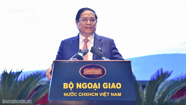 Thủ tướng: Người l&agrave;m ngoại giao cần nhạy b&eacute;n về ch&iacute;nh trị, nhạy cảm về kinh tế  - Ảnh 3.