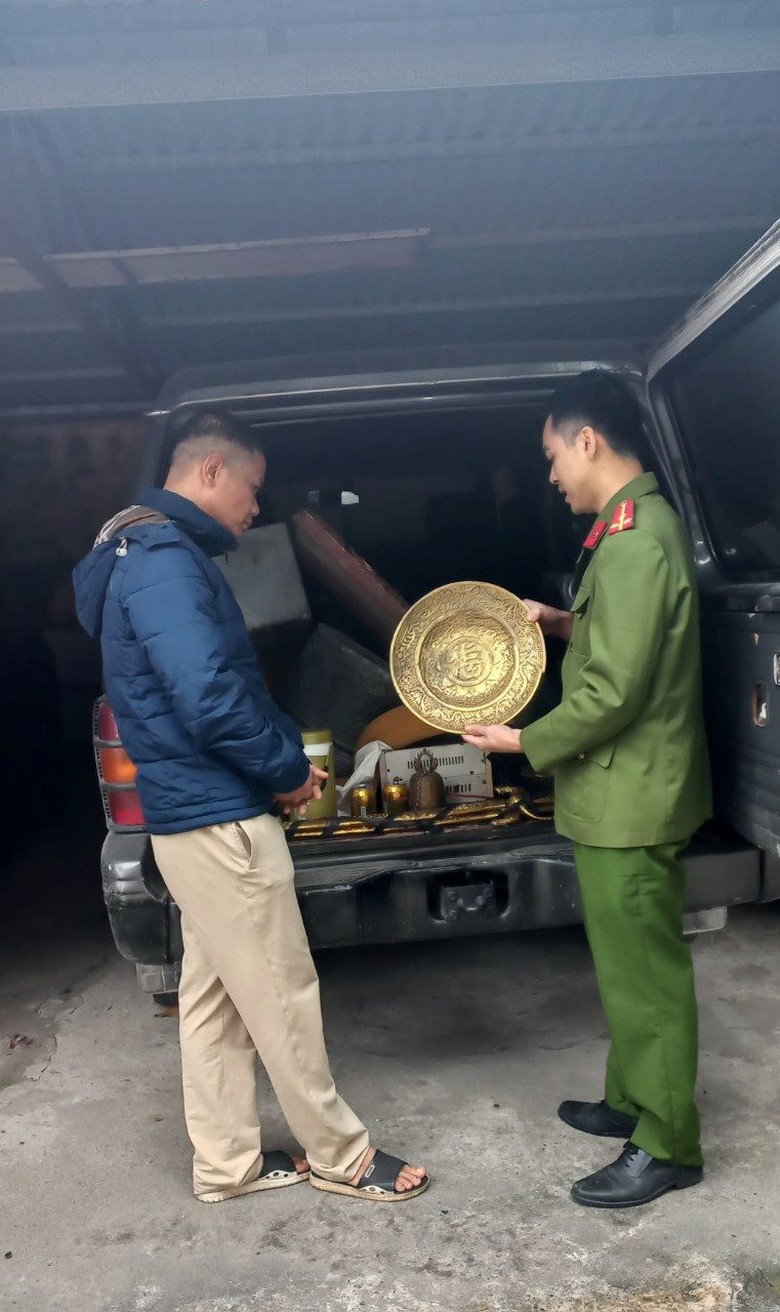 Đi &ocirc; t&ocirc; từ tỉnh H&agrave; Nam xuống đ&igrave;nh l&agrave;ng ở Nam Định trộm đồ thờ - Ảnh 2.