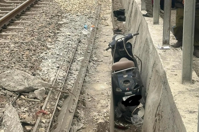 Va chạm với t&agrave;u hỏa, 2 phụ nữ đi xe m&aacute;y tử vong thương t&acirc;m - Ảnh 1.