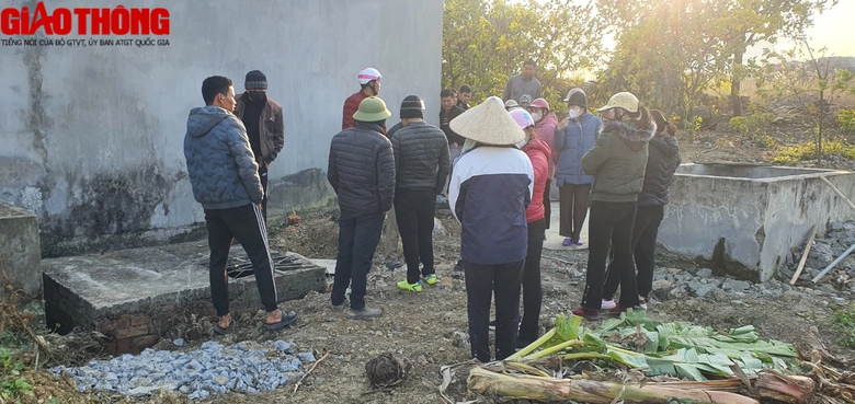 C&ocirc;ng an kh&aacute;m nh&agrave; nghi phạm, thực nghiệm hiện trường vụ x&aacute;c chết 13 năm - Ảnh 4.