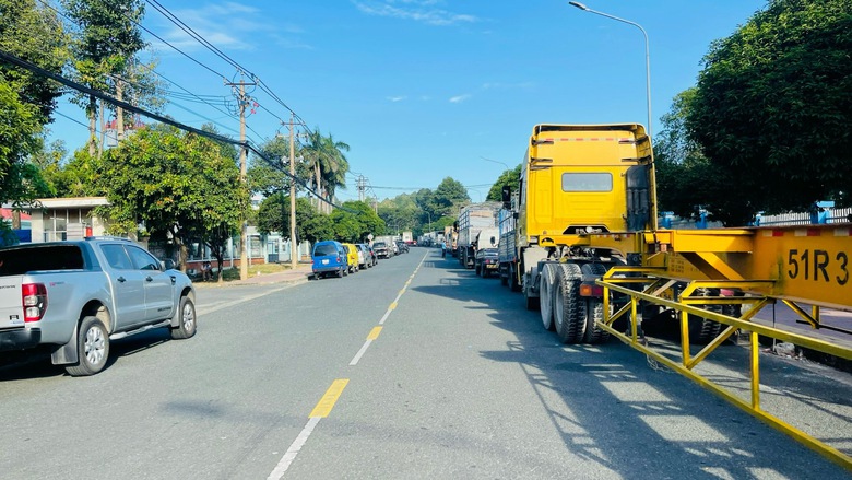 Xe lại xếp h&agrave;ng d&agrave;i chờ đăng kiểm nhiều trung t&acirc;m ph&aacute;t phiếu v&agrave; tăng giờ l&agrave;m  - Ảnh 2.