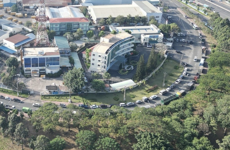 Xe lại xếp h&agrave;ng d&agrave;i chờ đăng kiểm nhiều trung t&acirc;m ph&aacute;t phiếu v&agrave; tăng giờ l&agrave;m  - Ảnh 1.