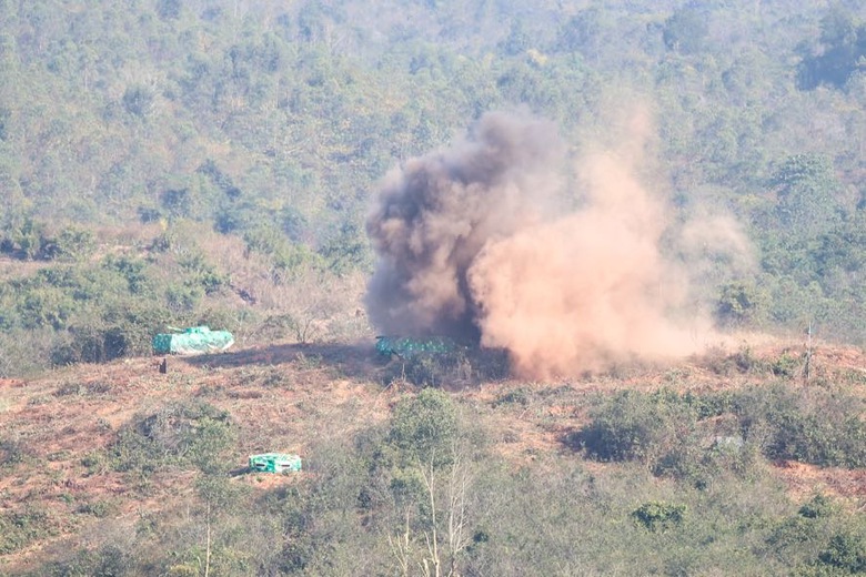 Thủ tướng Phạm Minh Ch&iacute;nh dự diễn tập chiến thuật bắn đạn thật  - Ảnh 7.