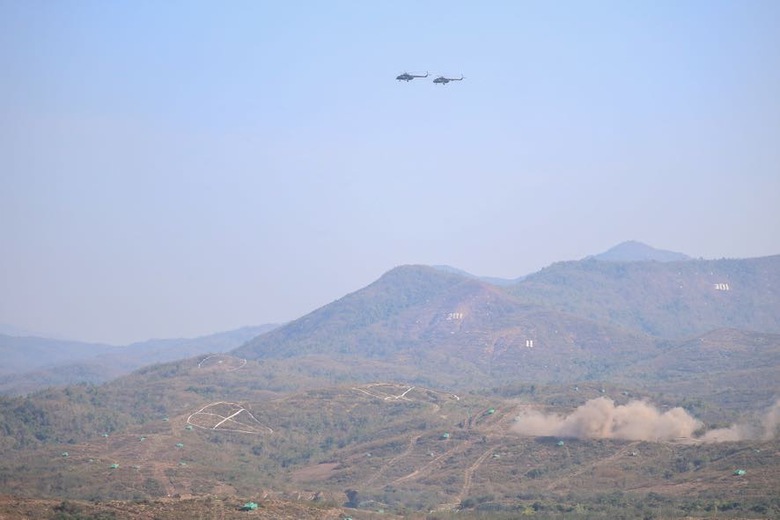 Thủ tướng Phạm Minh Ch&iacute;nh dự diễn tập chiến thuật bắn đạn thật  - Ảnh 10.