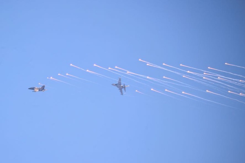 Thủ tướng Phạm Minh Ch&iacute;nh dự diễn tập chiến thuật bắn đạn thật  - Ảnh 6.