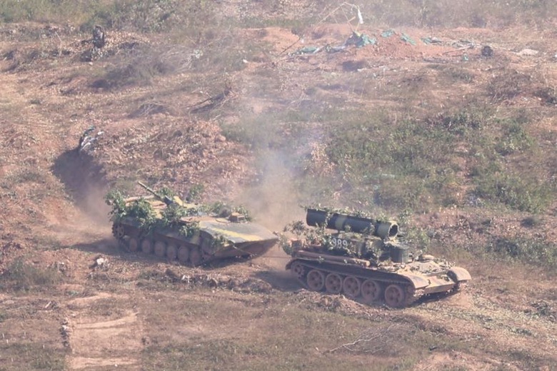 Thủ tướng Phạm Minh Ch&iacute;nh dự diễn tập chiến thuật bắn đạn thật  - Ảnh 8.