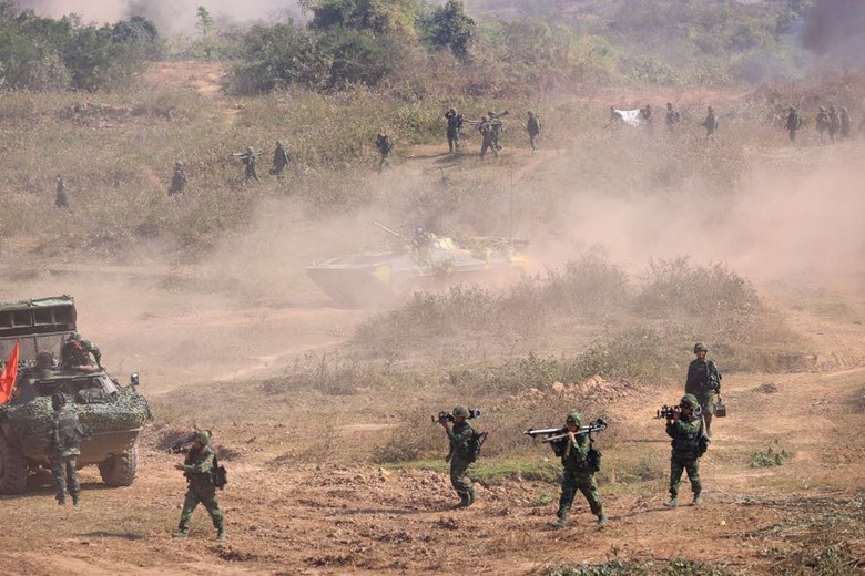 Thủ tướng Phạm Minh Ch&iacute;nh dự diễn tập chiến thuật bắn đạn thật  - Ảnh 9.