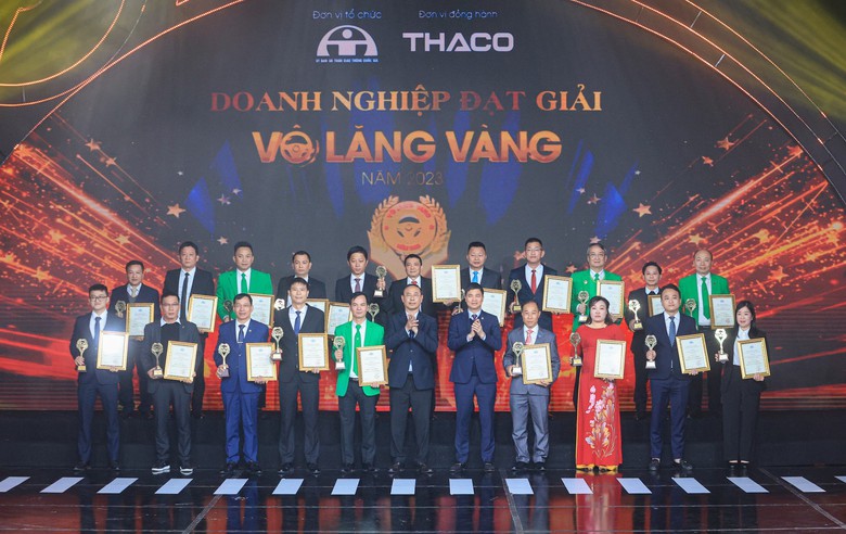 V&ocirc; lăng v&agrave;ng 2023: T&ocirc;n vinh l&aacute;i xe, doanh nghiệp an to&agrave;n, c&oacute; t&acirc;m - Ảnh 9.