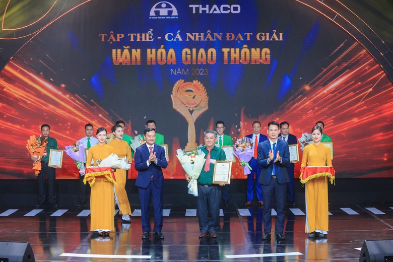 V&ocirc; lăng v&agrave;ng 2023: T&ocirc;n vinh l&aacute;i xe, doanh nghiệp an to&agrave;n, c&oacute; t&acirc;m - Ảnh 8.