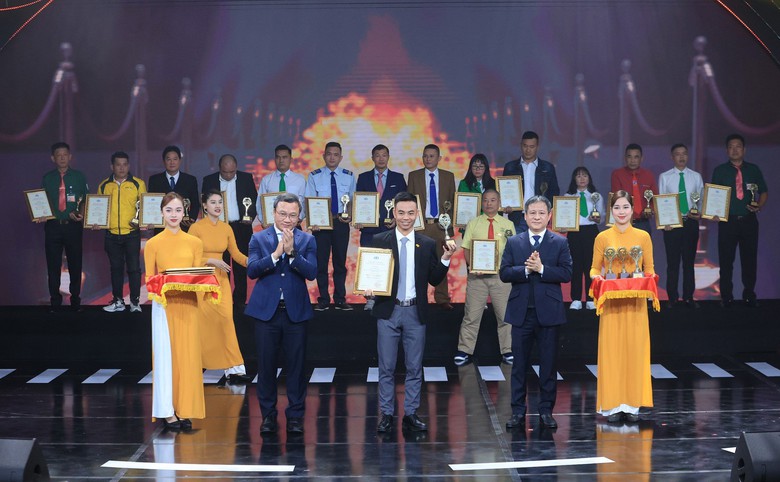 V&ocirc; lăng v&agrave;ng 2023: T&ocirc;n vinh l&aacute;i xe, doanh nghiệp an to&agrave;n, c&oacute; t&acirc;m - Ảnh 5.