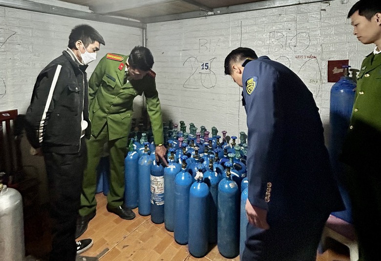 H&agrave; Nội: Ph&aacute;t hiện, thu giữ gần nửa tấn kh&iacute; N2O - Ảnh 1.