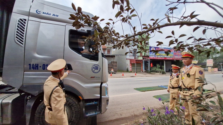 Hiểm họa từ xe mo&oacute;c r&agrave;o chở qu&aacute; tải - Ảnh 1.