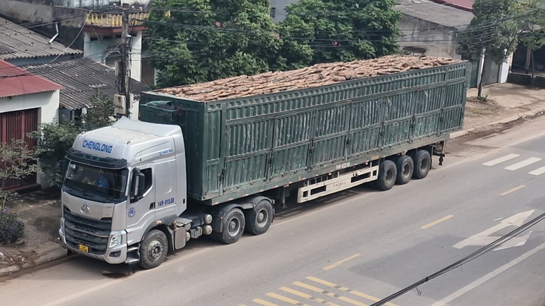 Hiểm họa từ xe mo&oacute;c r&agrave;o chở qu&aacute; tải - Ảnh 2.