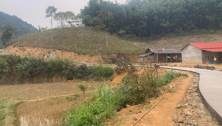 L&agrave;o Cai: D&acirc;n đồng l&ograve;ng hiến đất x&acirc;y dựng đường giao th&ocirc;ng - Ảnh 2.