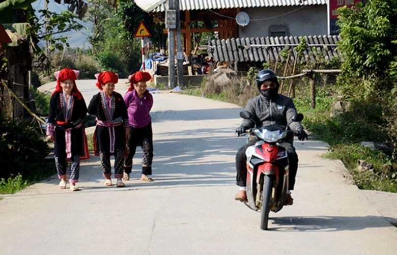 L&agrave;o Cai: D&acirc;n đồng l&ograve;ng hiến đất x&acirc;y dựng đường giao th&ocirc;ng - Ảnh 3.