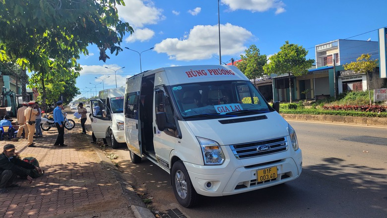 Gia Lai: Tăng cường xử l&yacute; xe hợp đồng tr&aacute; h&igrave;nh v&agrave;o đ&ocirc; thị - Ảnh 1.