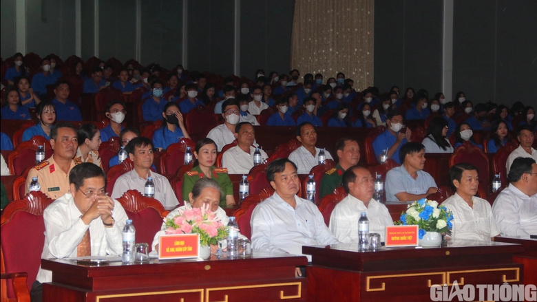 Lần đầu tiên Cà Mau tổ chức hội thi sáng tác ca khúc tuyên truyền về ATGT - Ảnh 1. Lần đầu tiên Cà Mau tổ chức hội thi sáng tác ca khúc tuyên truyền về ATGT - Ảnh 1.