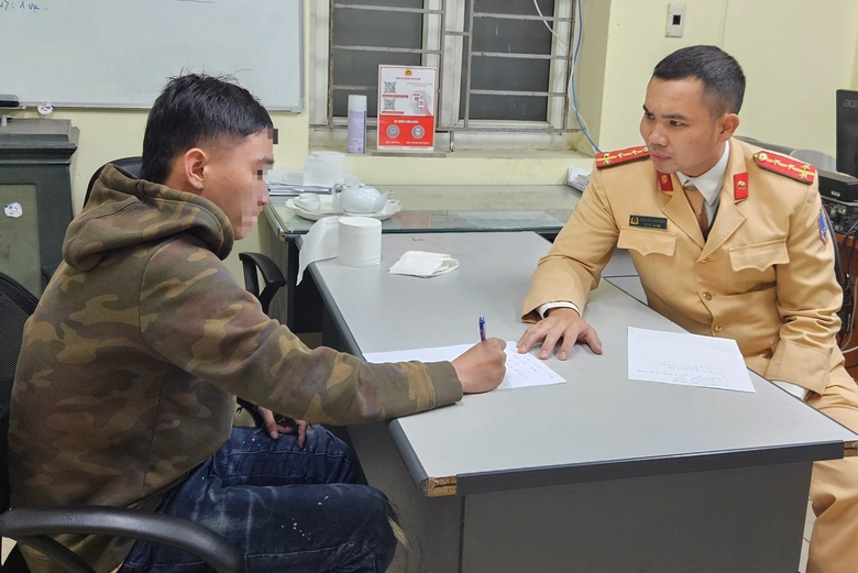 CSGT t&oacute;m gọn thanh ni&ecirc;n cải trang l&agrave;m xe &ocirc;m để cướp điện thoại - Ảnh 1.