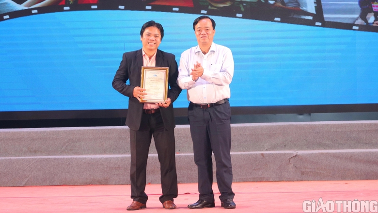 Lần đầu tiên Cà Mau tổ chức hội thi sáng tác ca khúc tuyên truyền về ATGT - Ảnh 3. Lần đầu tiên Cà Mau tổ chức hội thi sáng tác ca khúc tuyên truyền về ATGT - Ảnh 3.