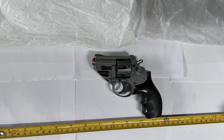 Bắt quả tang 2 đối tượng vận chuyển ma túy, thu giữ một khẩu súng ngắn - Ảnh 2. Bắt quả tang 2 đối tượng vận chuyển ma túy, thu giữ một khẩu súng ngắn - Ảnh 2.